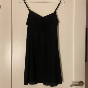 Svart klänning  - Säljer denna jätte fina svarta klännning från H&M! Som tyvärr inte kommer till användning 