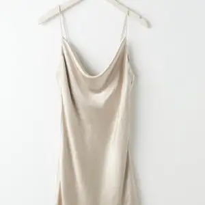 En beige (lite guldig) silkes klänning från Gina Tricot. Super fin och skön, passar perfekt till sommaren. Bra och elegant material. Tyvärr är den för stor för mig och slutsåld på Gina Tricot. Frakt ingår med 29kr.