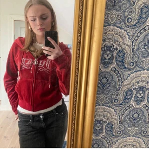 Skitnsygg juicy couture tröja!! - Säljer för jag ej använder den längre, den är fortfarande i jättefint skick med alla diamanter kvar. Storleken är M men skulle säga att den passar s perfekt💖(inte min bild)