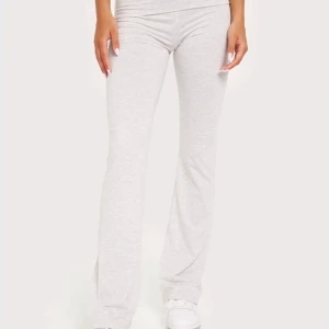 Yoga pants - Yoga pants (soft chill pants) från nelly.com i storlek xxs, säljer pga att de är för små annars hade jag 110% behållt dem. Har inte använt byxorna mycket alls, bara att skriva om du vill ha bilder och vid frågor och funderingar. Priset kan sänkas💕