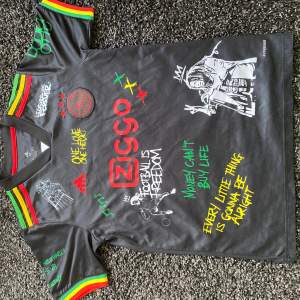 Säljer nu min limited edition Ajax X Bob Marley tröja i storlek M. Bra kvalitet Inga defekter. Skriv om du undrar något🕺
