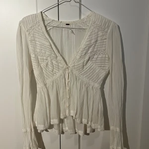 Söt blus  - Vit blus med fina detaljer. Tyvärr passar den inte mig, så därav säljer jag den. Det är storlek 4, vilket jag skulle säga är XS. Priset går att diskutera, så våga pruta! Om ni har frågor är det bara att skriva 💗