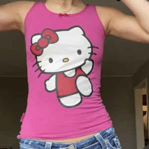 Mega sött Hello Kitty Linne🩰 - Supergulligt Linne i jättebra skick! Passar mig som har xs jättebra men sitter även fint på s!🌸 Bilder från förra säljaren❗️