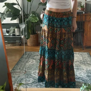 Långkjol  - Väldigt fin långkjol som är köpt på Plick för ett tag sedan, perfekt när man åker utomlands eller nu för sommaren. Väldigt bra skick. Förra ägaren använde säkerhetsnålar för att spänna in den vid sidan så gjorde samma. Köpt för 450kr 