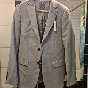Ny kavaj - Helt ny kavaj från Dressman Slim fit 46 Long Nypris 1400:-  Mitt pris 700:- men kan diskuteras