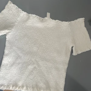 vit offshoulder topp - normal i storleken, strechigt material, funkar som en M