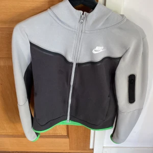 NIKE TECH FLEECE - Tjena! Säljer min Nike tech fleece i storlek L (barn) köpt i New york. Såklart äkta. Men det finns en liten fläck på framsidan. Skriv vid frågor