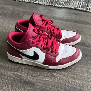 nike jordan low - röda jordan low röda, jättefint skick