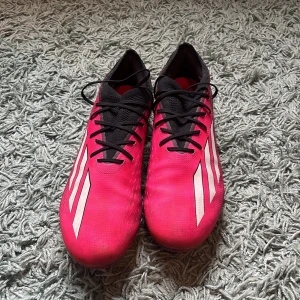 Adidas X speedportal.1 - ett par sparsamt använda fotbollsskor från adidas i storlek 45 1/3  Inköpta för runt 9 månader sedan men inte använda kontinuerligt  Små slitage som slitningar i tårna förekommer men inget som påverkar dess prestation  Bara att höra av sig!
