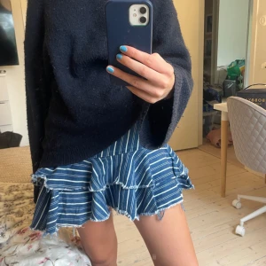 Volang jeanskjol  - Slutsåld jeanskjol med volang från zara 💕 Så snygg och aldrig använd! 