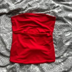 Tubtop  - Så fin tubtop med en perfekt röd färg. Sitter jättefint på !!