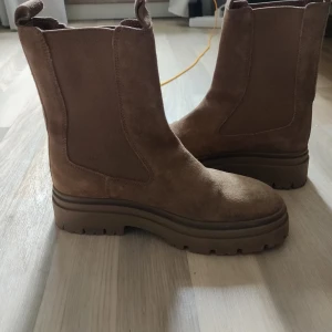 Bruna boots - Oanvända bruna boots i storlek 37. Säljer pga fel storlek. Aldrig använda. 