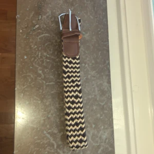 Flätat bälte - Tja! Jag säljer det här bältet helt oöppnad jag fick den som present i från min moster och jag har inte använt den på circka 2 månader därför vill jag sälja den här. Ny pris går för circka 200kr bror på vart man köper🤩 Bältet passar perfekt till alla