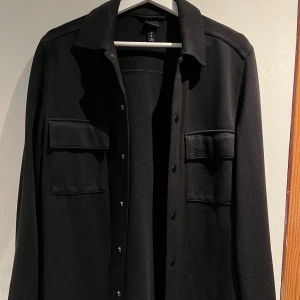 Overshirt H&M svart  - Overshirt svart HM Väl omhändertagen och i 9/10 skick. Storlek: S