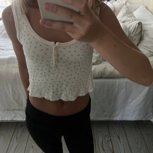 Blommigt vitt/beige linne  ifrån brandy melville  - Jätte fint linne  One size Oanvänt