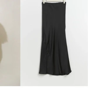 Långkjol tall - Passar mig perfekt som är 170, slutar precis ovanför marken