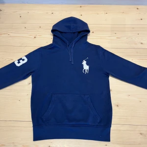 Ralph Lauren - Säljer en sjukt fet Ralph Lauren hoodie. Storlek sSkick 8,5/10 (inga defekter endast använd) Tveka inte på att höra av dig !