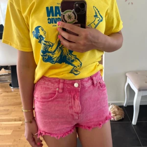 Denim jeans  - Jättefina nästan oanvända Jeanshorts i rosa färg. Nyckick. Säljs pga att de är för små. Kika gärna på mina andra annonser, säljer mycket:) 