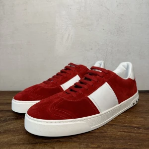 Valentino flycrew  - Säljer ett par snygga flycrews i storlek 44, cond 10/10 aldrig använda, helt nya. Kommer med dustbag!