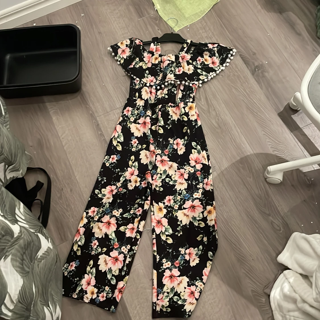 Blommig byxdress - 90