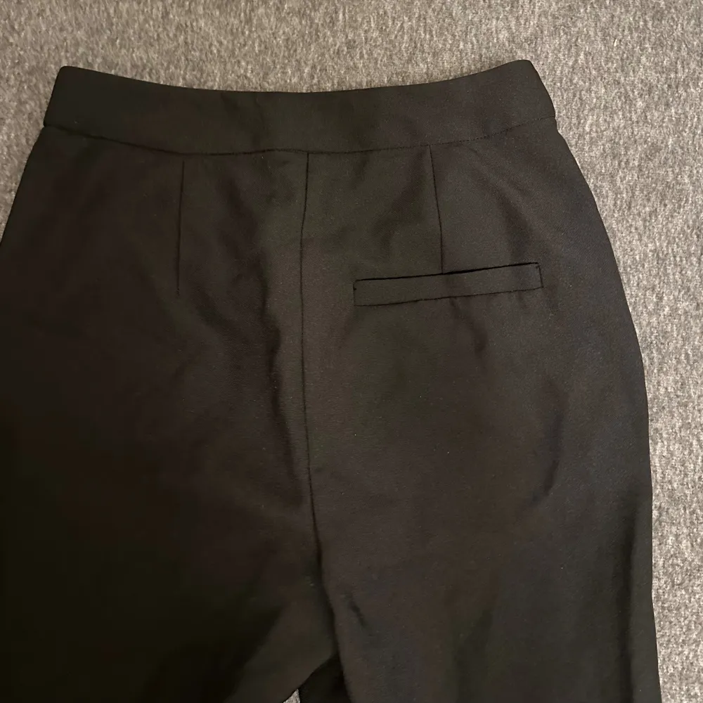 Helt nya kostymbyxor med lite flare leg och en söm som fin extra detalj. Detalj ficka på baksidan (ej riktig ficka) (Oanvända) Innreben: 77cm Ytterberg: 105. Farkut & Housut.