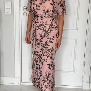 Klänning från Stock LM - Säljer denna vackra klänning från Stock  LM i storlek M. Endast använd en gång!   Nypris: 800 kr