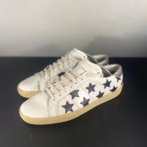 Saint Laurent Skor - Hej! Säljer nu dessa Saint Laurent Skor, storlek 43, skicket bedömer vi är bra finns några små fläckar, tveka inte på att höra av er vid frågor kring skorna! 