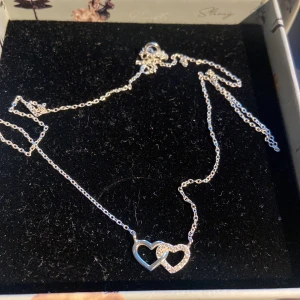 Silver halsband   - Halsband i sterling silver 925 från Glitter, kedjan är 42cm+3cm förlängning, nypris 299, knappt använd!