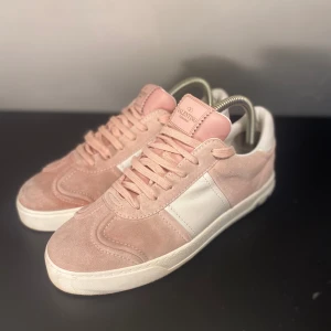 Valentino Flycrew  - Hej! Säljer nu dessa Valentino Flycrews, storlek 38, skicket bedömer vi är bra finns några små fläckar, tveka inte på att höra av er vid frågor kring skorna! 