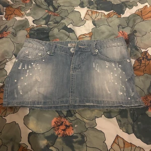 Jeanskjol 💞💞 - Säljer denna ljusblå minikjol ifrån fascinate då den var för liten för mig. Jätte söt, helt ny därefter inga deffekter. Perfekt för sommaren❣️❣️Passar nog bäst för storlek 32-34💞