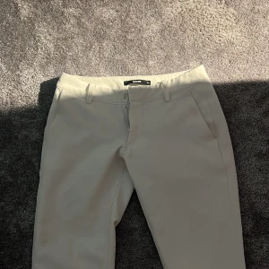 Vita kostymbyxor  - Säljer mina vita kostymbyxor som har blivit lite för korta för mig, är 160. Jätte fint skick💗💗