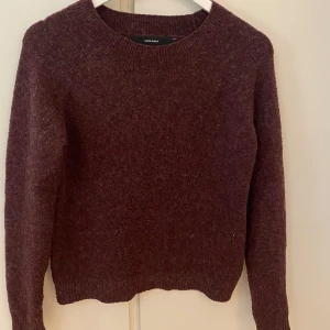 Vinröd tröka - Finstickad tröja från Veromoda. Storlek S. 