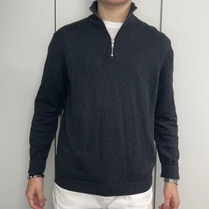 Jack&Jones halvziptröja - Jack&Jones halvziptröja | Skick 9/10 | Storlek M | Modell är 181cm lång | Nypris 500kr | Frakt via PostNord eller Instabox på kundens bekostnad | Hör av er vid funderingar📧