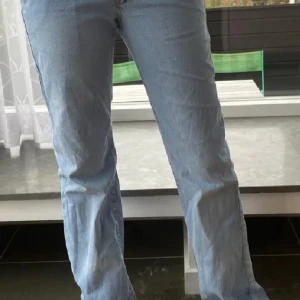 Lågmidjade jeans - Säljer dessa super snygga Lågmidjade ljusblå jeansen. Köpta här på Plick men jag har endast testat dem. Lånade bilder. Priset går att diskutera!! 🩷🩷