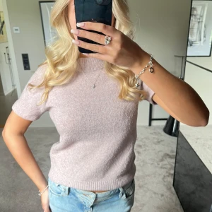 Kortärmad stickad tröja  - Kortärmad stickad tröja i sån fin beige/rosa färg💕