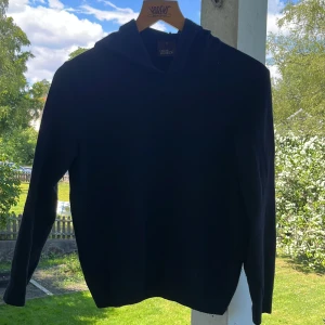 Oscar Jacobson  - Här är en Oscar Jacobson kaschmir hoodie som är använd rum 10 gånger  Den har väldigt bra passform och är storlek S. Priset är inte skrivet i Sten.