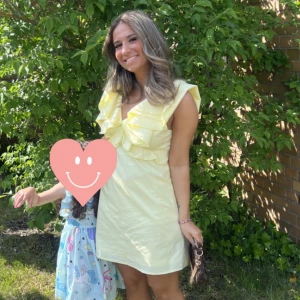 gul klänning - En jättefin gul klänning som bara använts 2 gånger. Säljer då jag köpt en ny gul klänning och därav inte kommer använda denna något mer!💛Perfekt till sommaren då gult är trendigt just nu!