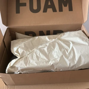 YZY FOAM RnR - Nya oanvända bara öppnade  Storlek 401/2  Svarta kvitto på dom självklart 