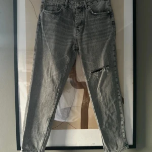 Schyssta gråa jeans från Pull & bear Stl 31 - Riktigt schyssta Jeans från Pull and Bear med fabriktillverkat hål  Stl 31   Vid frågor vänligen kontakta mig och kan även samfraktas ihop med andra köp 