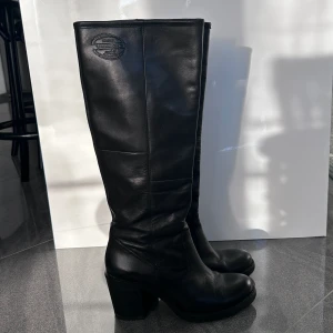 Stövlar med klack - vagabond  - Stövlar medel klack, äkta skinn bra skick!   Höjd: 39cm  Omkrets vad: 38cm  Klack: 7cm 