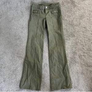 Säljer dessa superpopulära low waist gröna jeansen ifrån h&m:)💞inga defekter!🔥(finns en likadan anons på kontot jag blev utloggad ifrån)