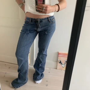 Utsvängda jeans - Utsvängda jeans i storlek 36! Coolt mönster och i väldigt bra skick!