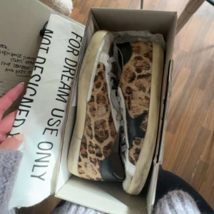 Golden goose - Säljer nu mina älskade golden goose i leopard mönster. Jag köpte de av en annan för några månader sedan och har nu slutat använda de lika mycket därav säljer jag dom. De är i super fint skick och låda samt dustbag medföljer!! Skriv för bilder