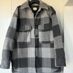 Jacka H&M - Shacket från H&M, strl M något oversized. Välanvänd, finns slitage (se bild). Fortfarande användbar och man lägger inte märke till slitaget. Inga hål. 