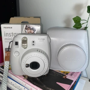 Instax mini 9 - Instax kamera i mycket bra skick (endast liten defekt vid kanten av fodralet) Fodral+ handledsrem tillkommer✨🔆  Tillkommer också en nästan helt oanvänd kameralins!!📸 