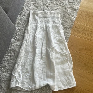 Vit långkjol - Jättefin långkjol från kapphal som är för kort, andvänd några gånger💕(den stryks även innan jag skickar den!)