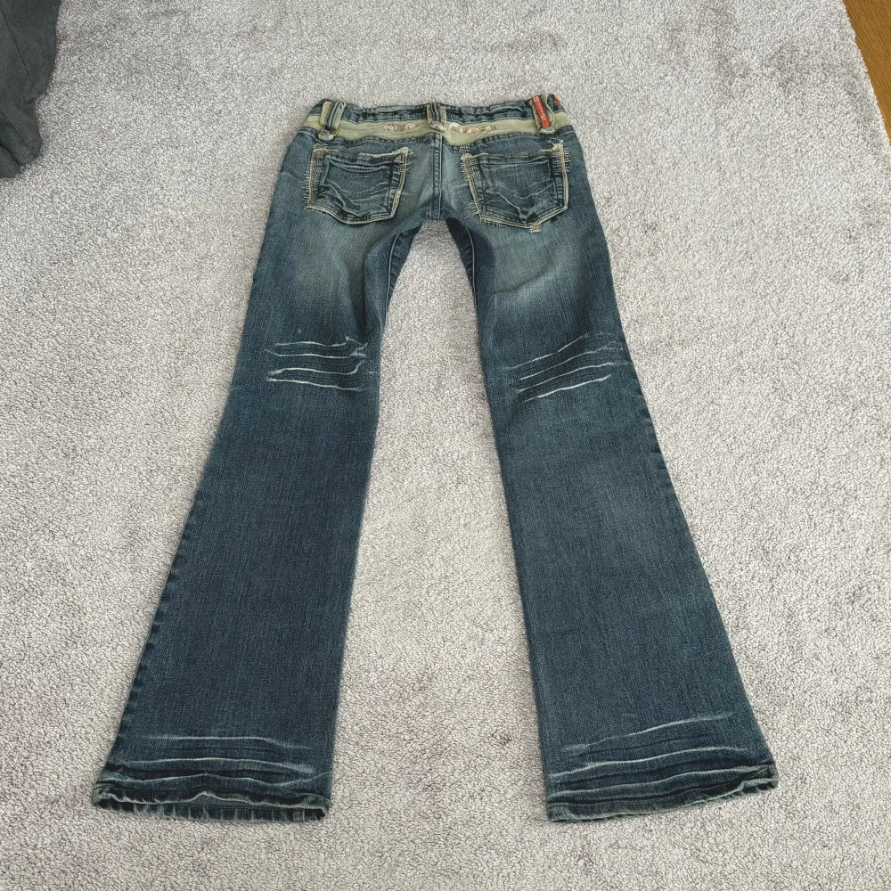 midja: 74 innerben: 84 🤍 lågmidjade bootcut jeans, vintage från Big Mantis 🤍 jag är 171cm & stl S/36/28 för referens 🤍 läs POLICY & FRAKT (i gillade inlägg) innan du skriver 🤍 använd gärna ”Köp” 🤍 . Jeans & Byxor.