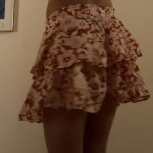 Volang kjol - Volang kjol med inbyggda shorts i bra skick