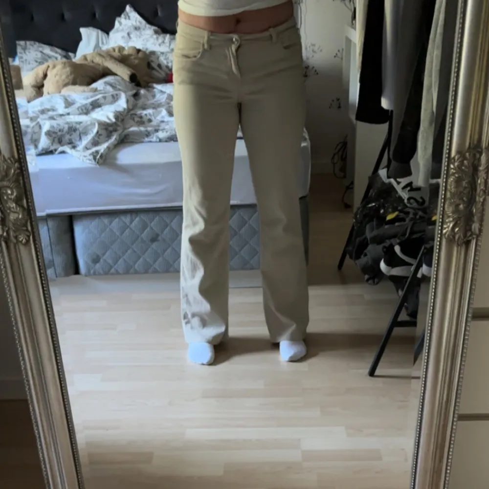 Ett par läckra lågmidjade jeans från h&m💫 Säljer därför att de knte kommer till användning. Kom privat privat över frågor eller funderingar💘💘. Farkut & Housut.