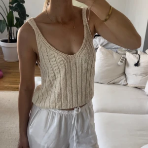 Linne från NA-KD - Stickat linne från NA-KD i storlek S. Lika djup i ryggen som där framme. Använt fåtal gånger. ✨